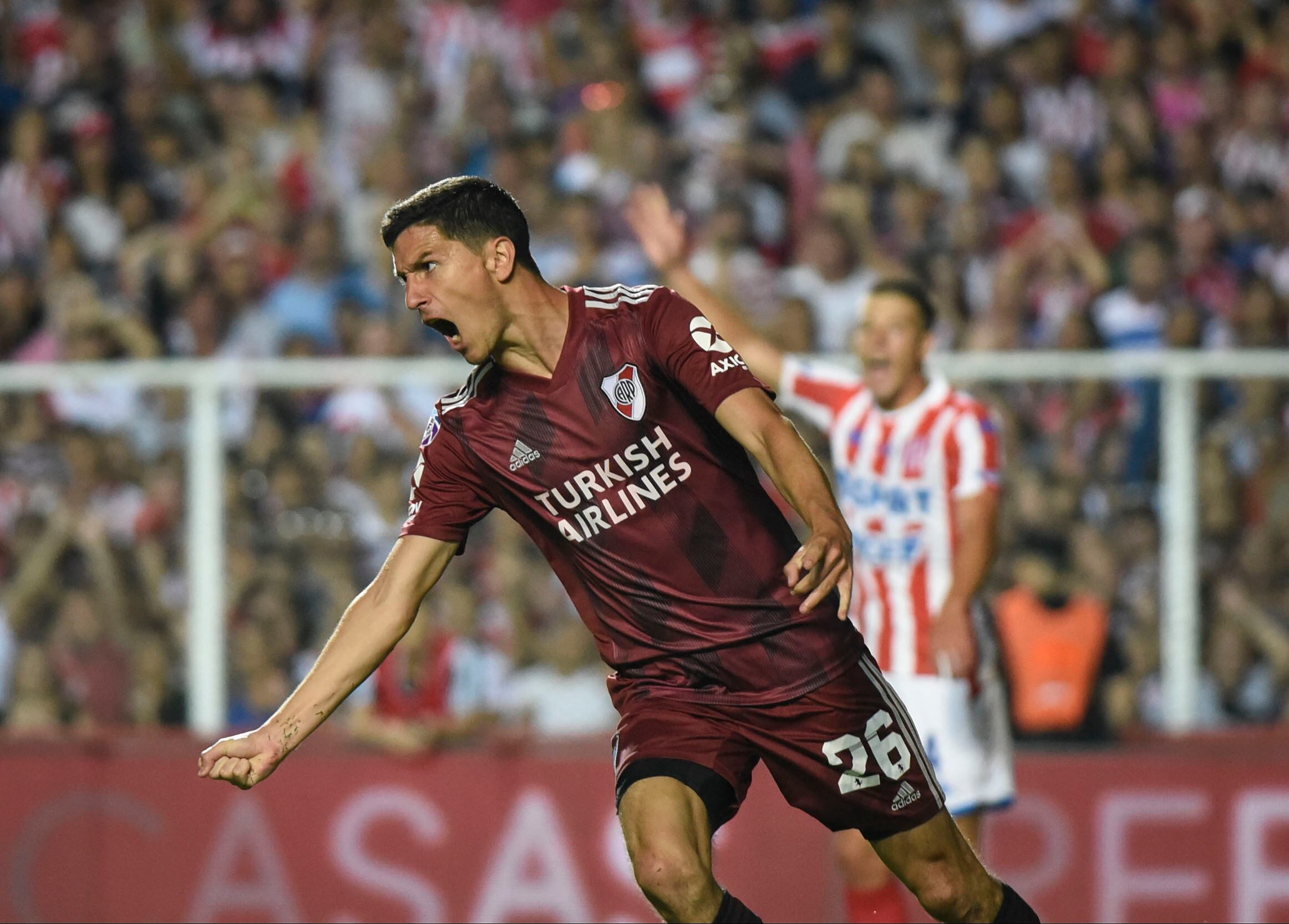 Nacho Fernández festeja el 1-1 parcial. Ganó River y sigue como único líder de la Superliga.