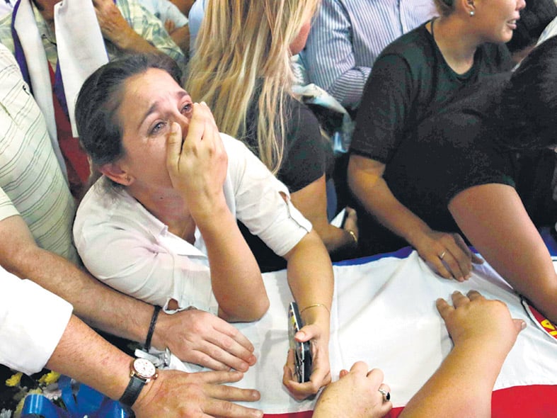 Ayer inhumaron al joven Muerto en los disturbios del viernes.