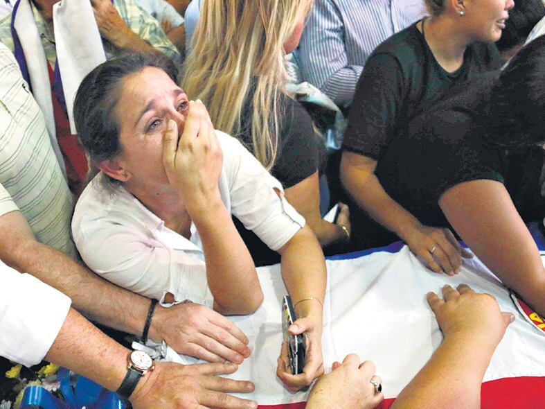 Ayer inhumaron al joven Muerto en los disturbios del viernes.