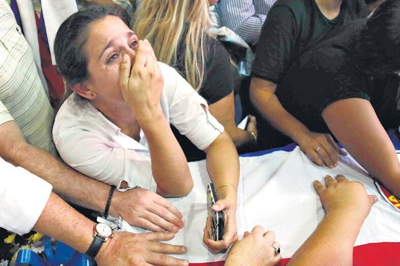 Ayer inhumaron al joven Muerto en los disturbios del viernes.