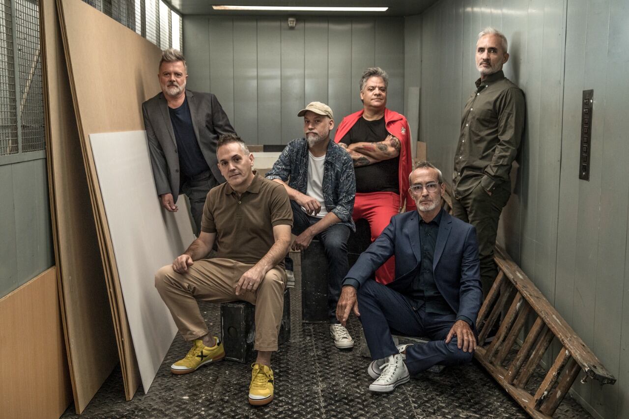 En su nuevo disco, la banda reinterpreta canciones contemporáneas de la cultura pop hispanoparlante.