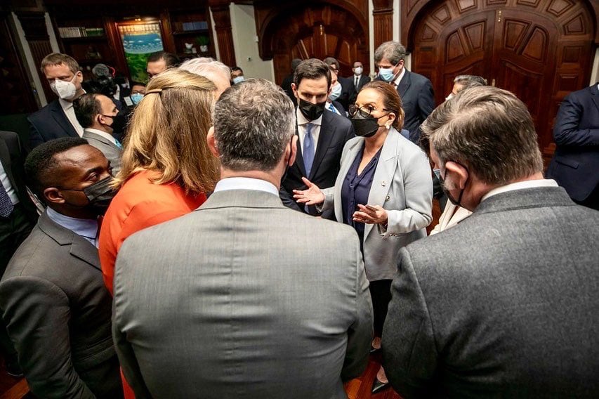 Xiomara Castro en una reunión con empresario, el 25 de marzo / Twitter de Xiomara Castro