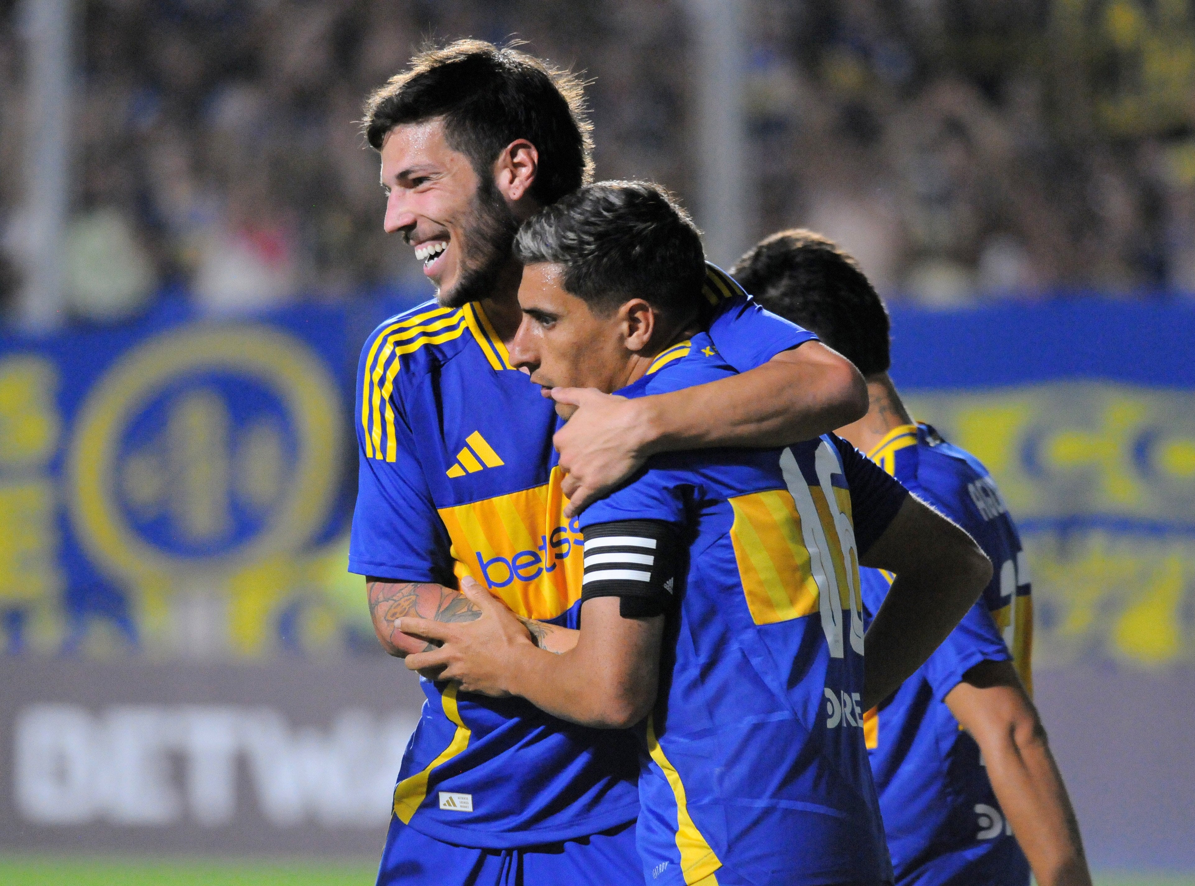 Martegani abraza a Merentiel, autor del segundo gol xeneize