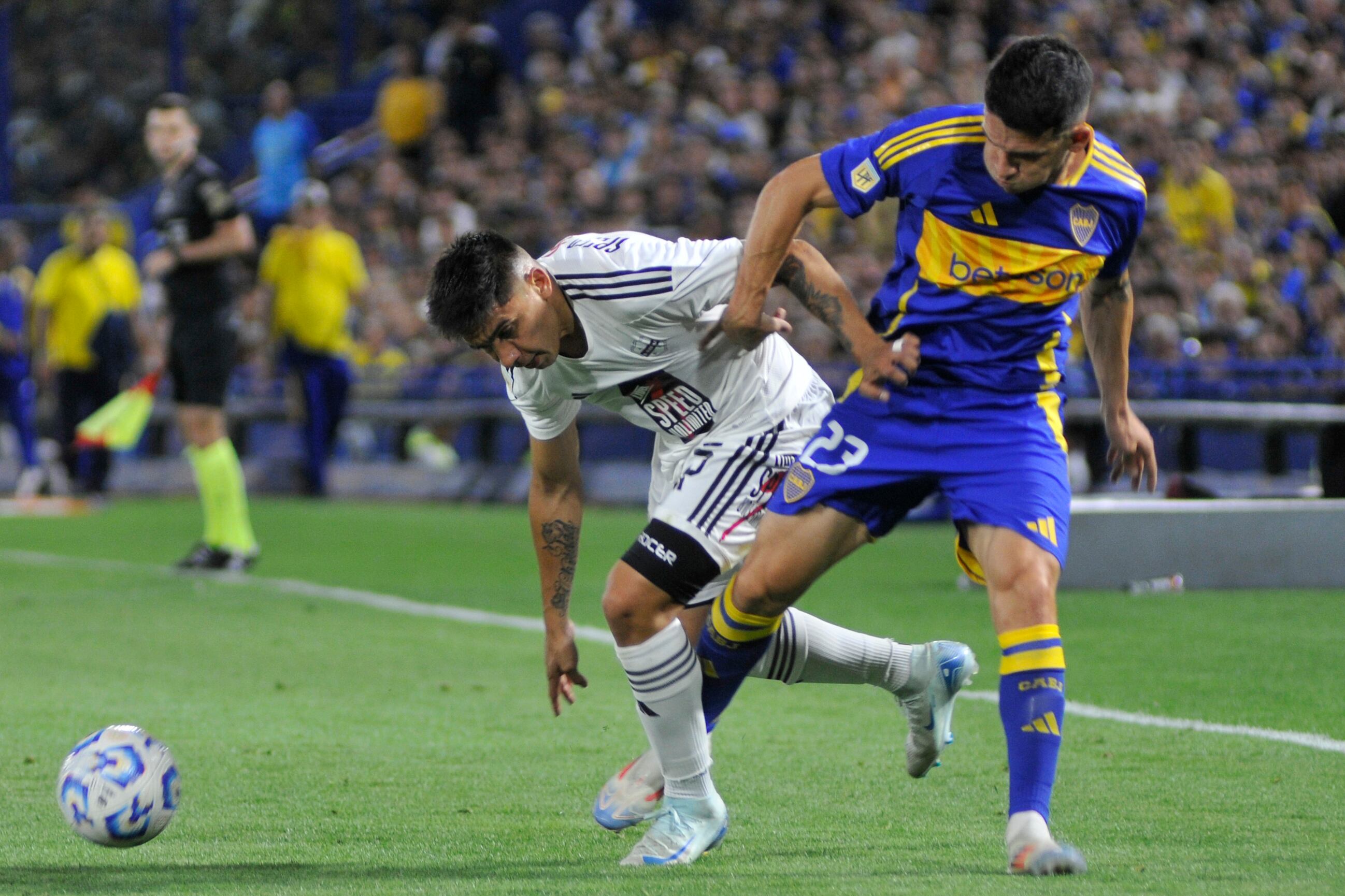 Trabado. Boca sufrió mucho ante el planteo híper defensivo de Riestra.