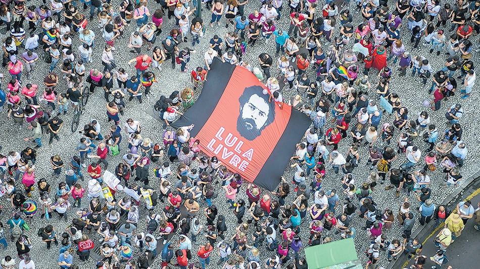 “Lula está solo en una celda y con visitas limitadas a una vez por semana”, dijo el reconocido lingüista Chomsky.