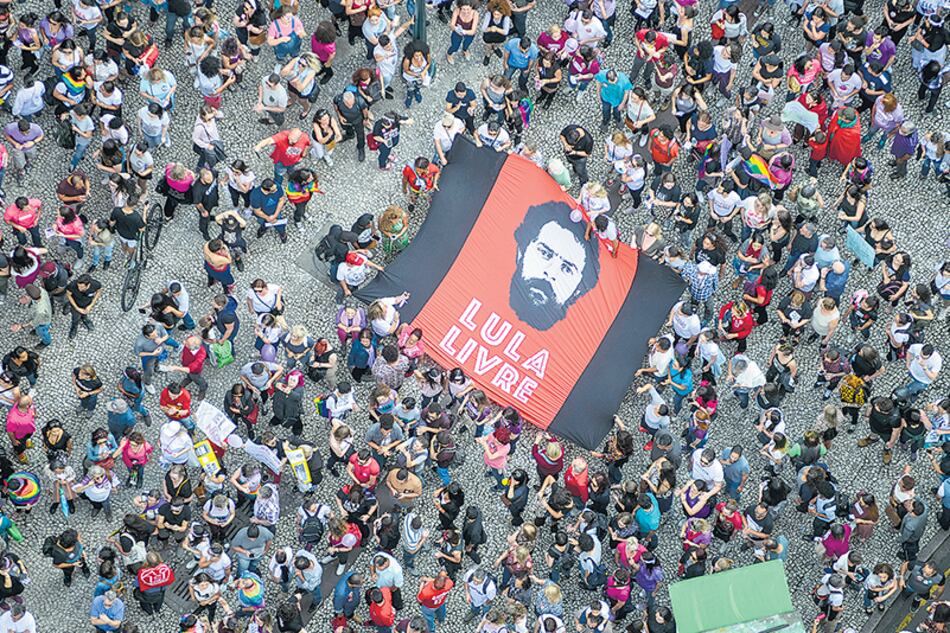 “Lula está solo en una celda y con visitas limitadas a una vez por semana”, dijo el reconocido lingüista Chomsky.