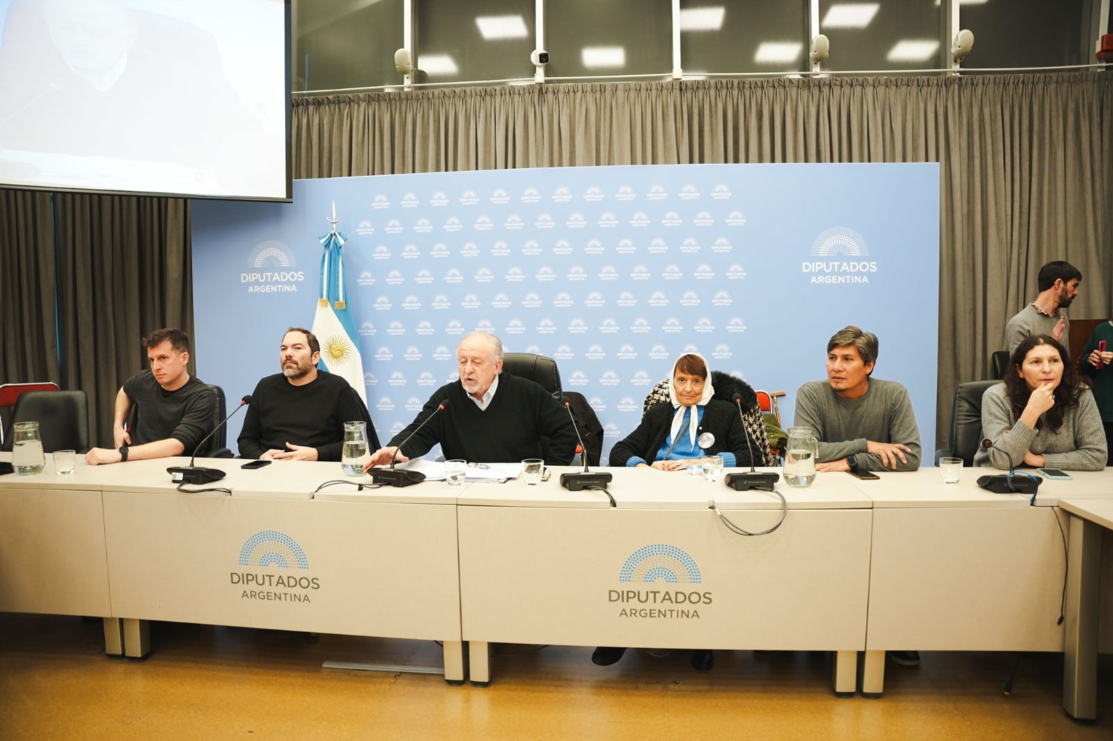 Diputados de Unión por la Patria y del FIT, este lunes, en el anexo de Diputados.