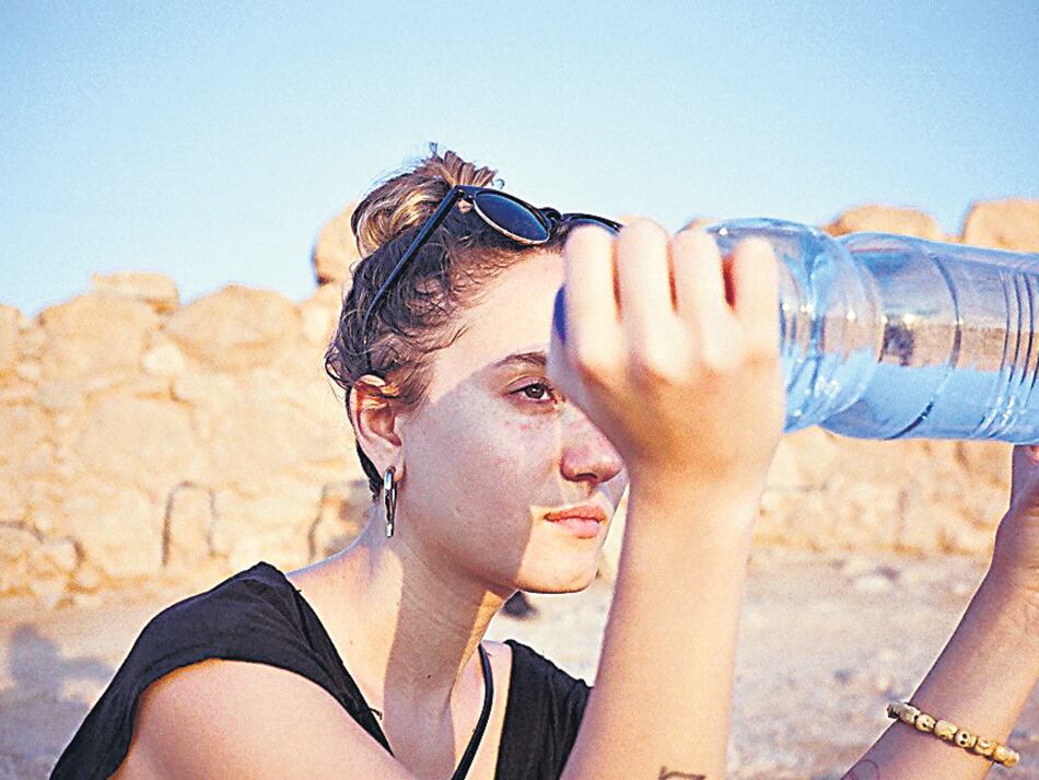 Shalom bombón termina en medio de una escena en la que Ungar asocia al desierto con la muerte.