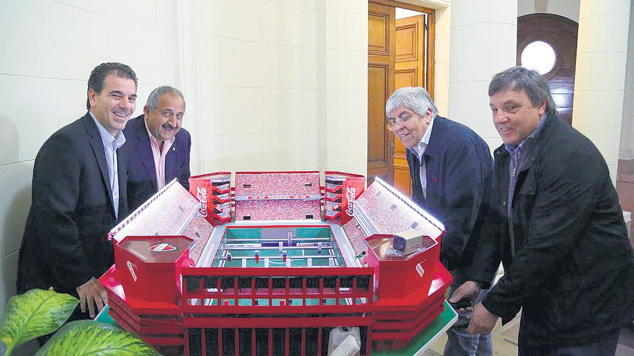 Otros tiempos. Ritondo (vocal 1º), Nakis (vice 1º), Moyano (presidente) y Yoyo Maldonado (secretario), sonrientes.