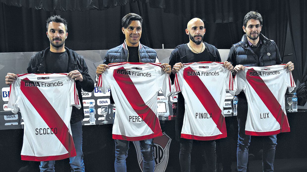 Scocco, Pérez, Pinola y Lux pisaron el campo del estadio de Núñez.
