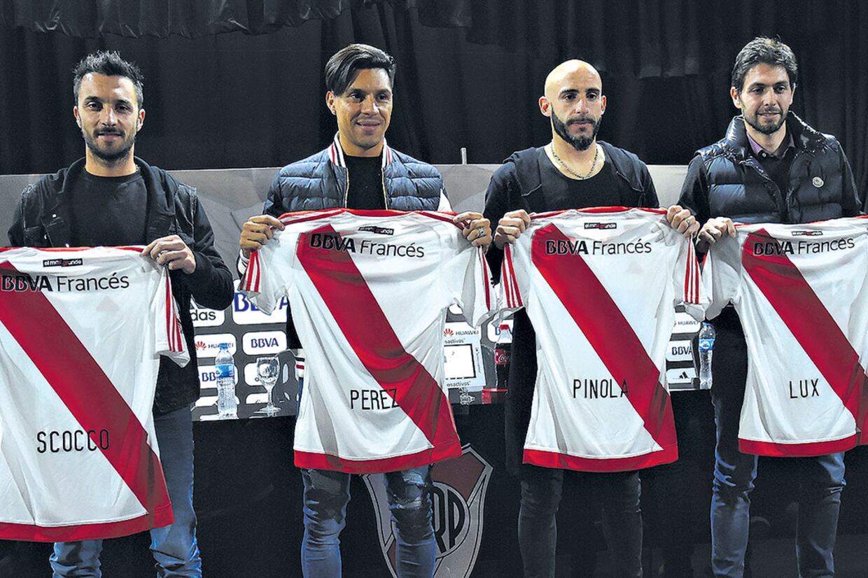Scocco, Pérez, Pinola y Lux pisaron el campo del estadio de Núñez.