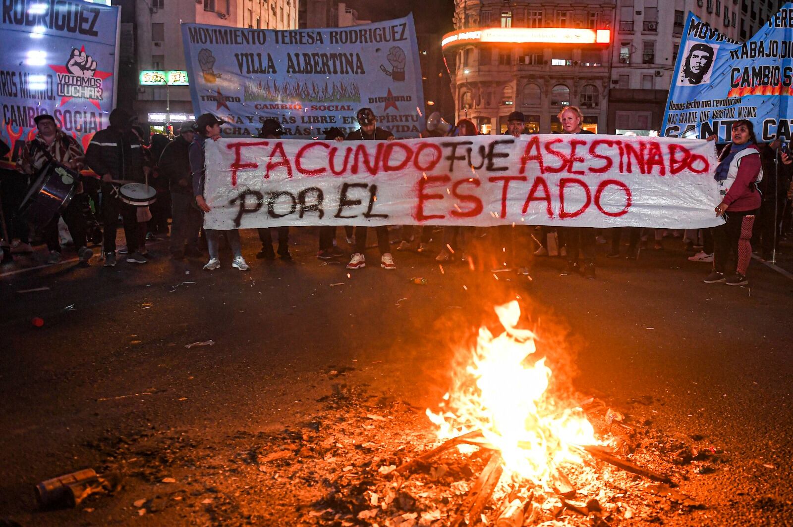 Militantes se convocaron en el Obelisco para exigir justicia y numerosas organizaciones llamaron para este viernes a una manifestación en el lugar.