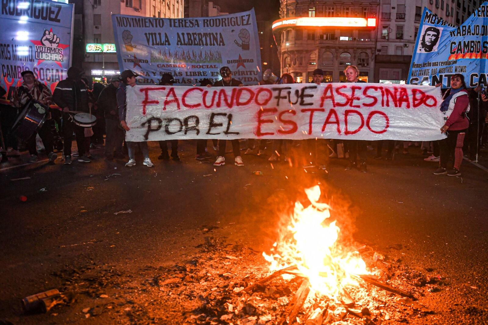 Militantes se convocaron en el Obelisco para exigir justicia y numerosas organizaciones llamaron para este viernes a una manifestación en el lugar.