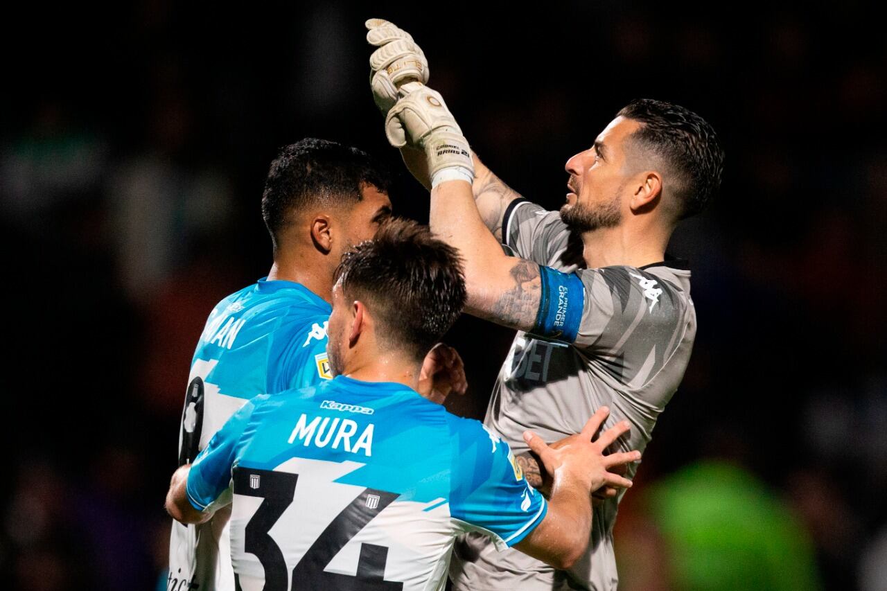 Arias le hace gestos a los hinchas, mientras Mura y Galván intentan calmarlo