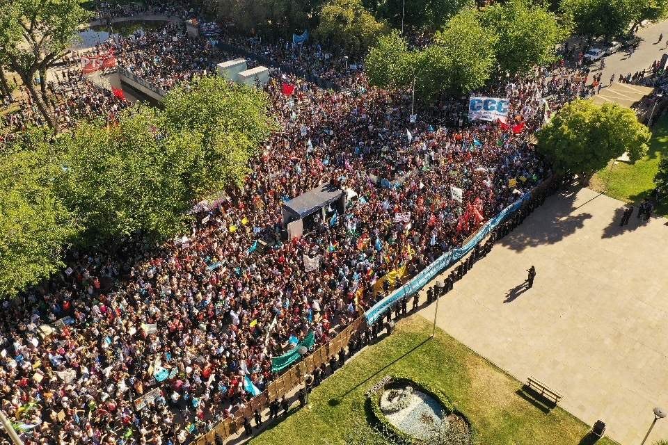 Más de 50 mil vecinos y asambleístas protestaron frente a la Casa de Gobierno de Mendoza.
