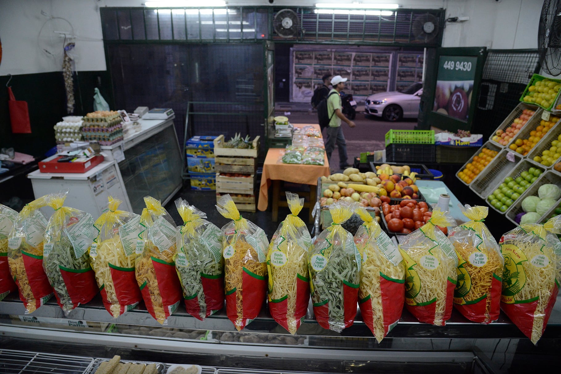 Muchos almacenes se convierten en verdulerías o kioscos ante la dificultad económica.
