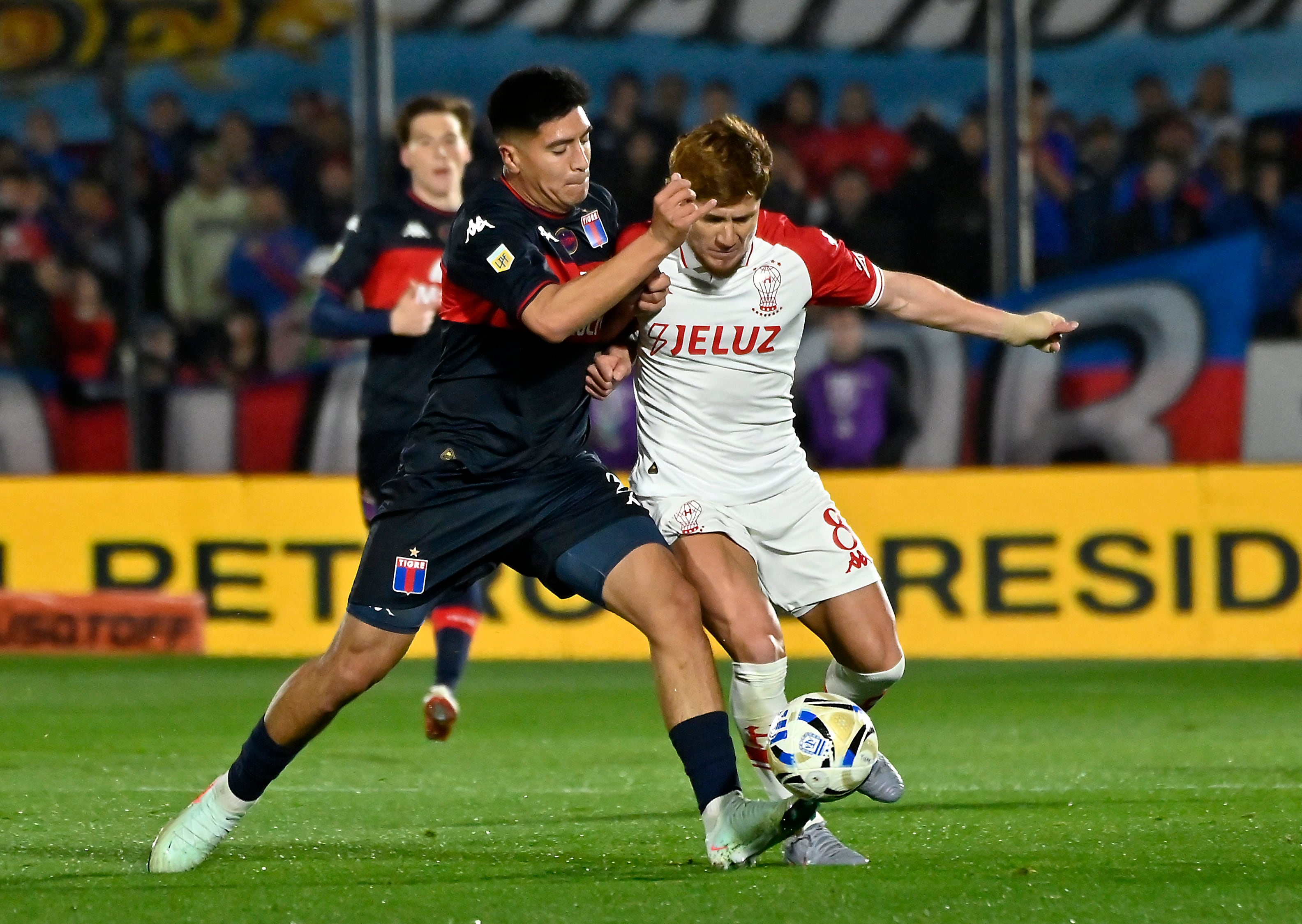 El "Colo" Gil, autor del único gol en Victoria, disputa el balón