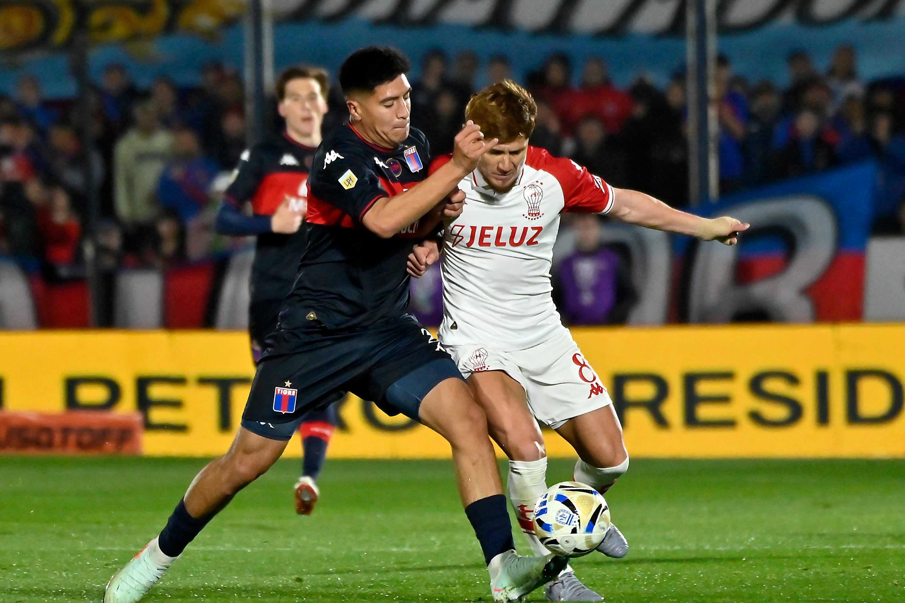 El "Colo" Gil, autor del único gol en Victoria, disputa el balón