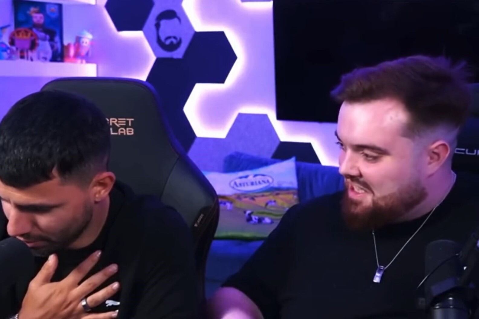 El impactante momento que generó temor y en el que el Kun se toma la frecuencia cardíaca.