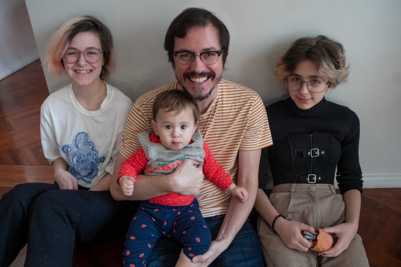 Martín Morazzo y sus hijas Nina, Lupe y Vera