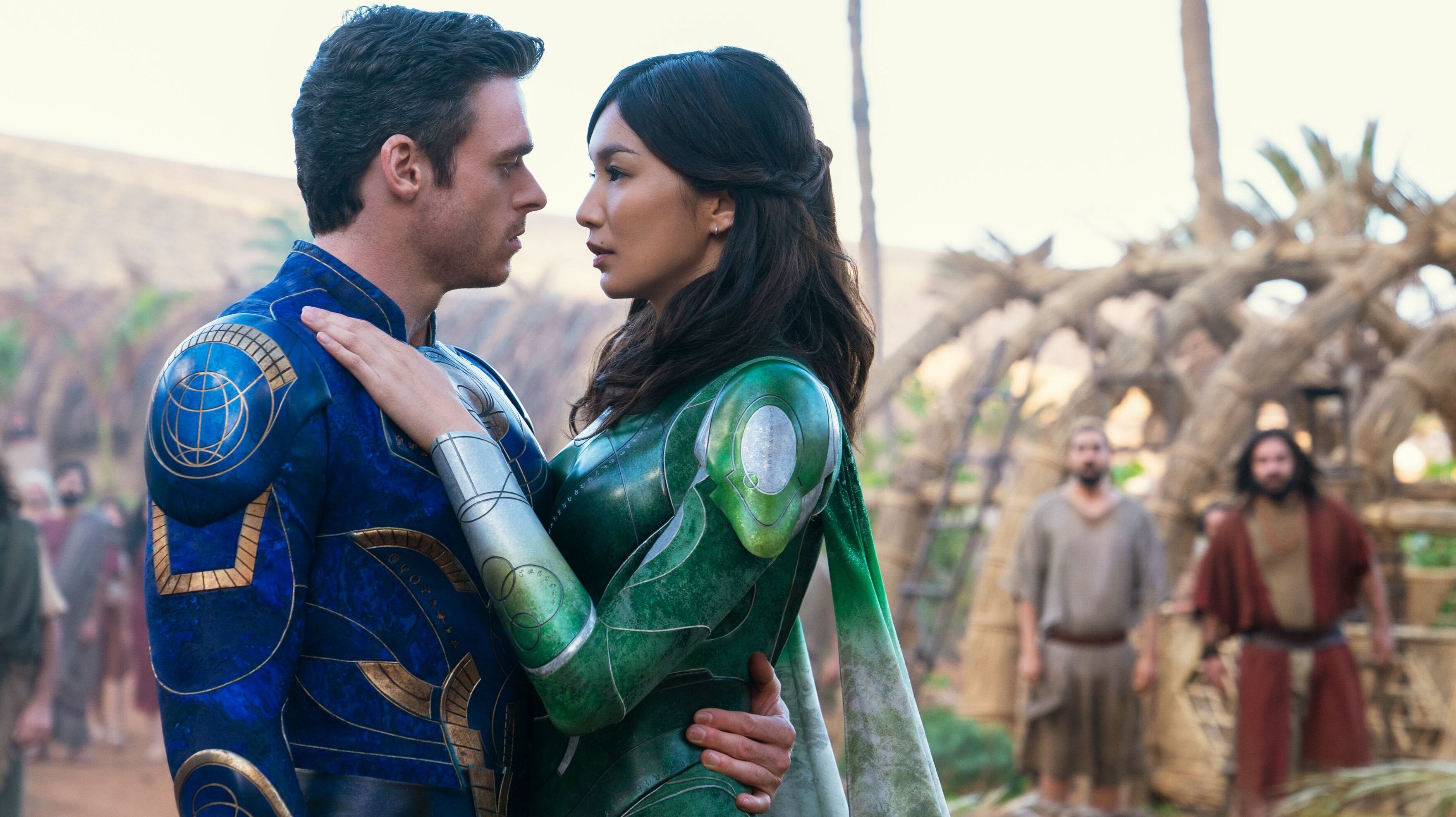 Richard Madden y Gemma Chan se juran amor eterno. 