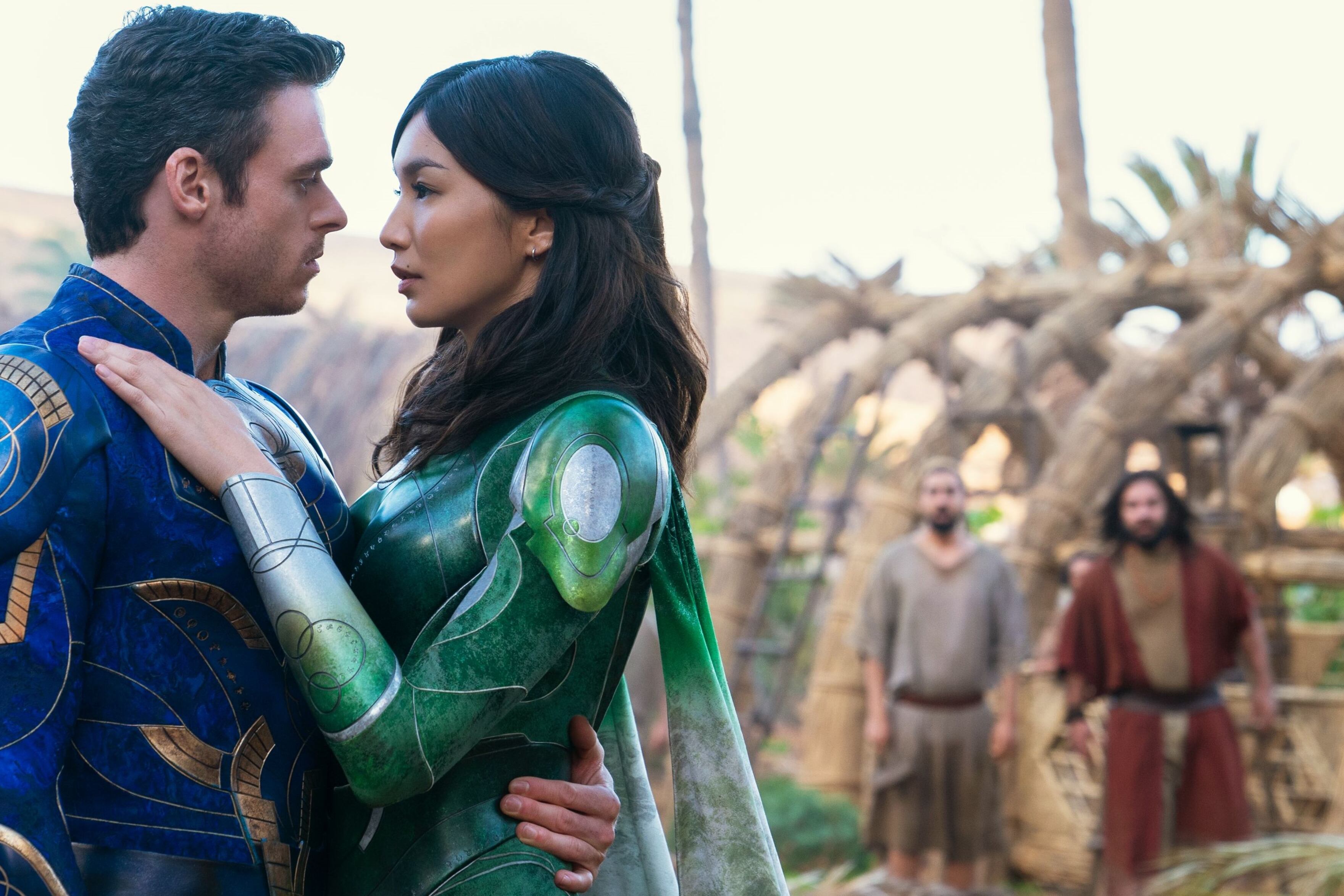 Richard Madden y Gemma Chan se juran amor eterno.