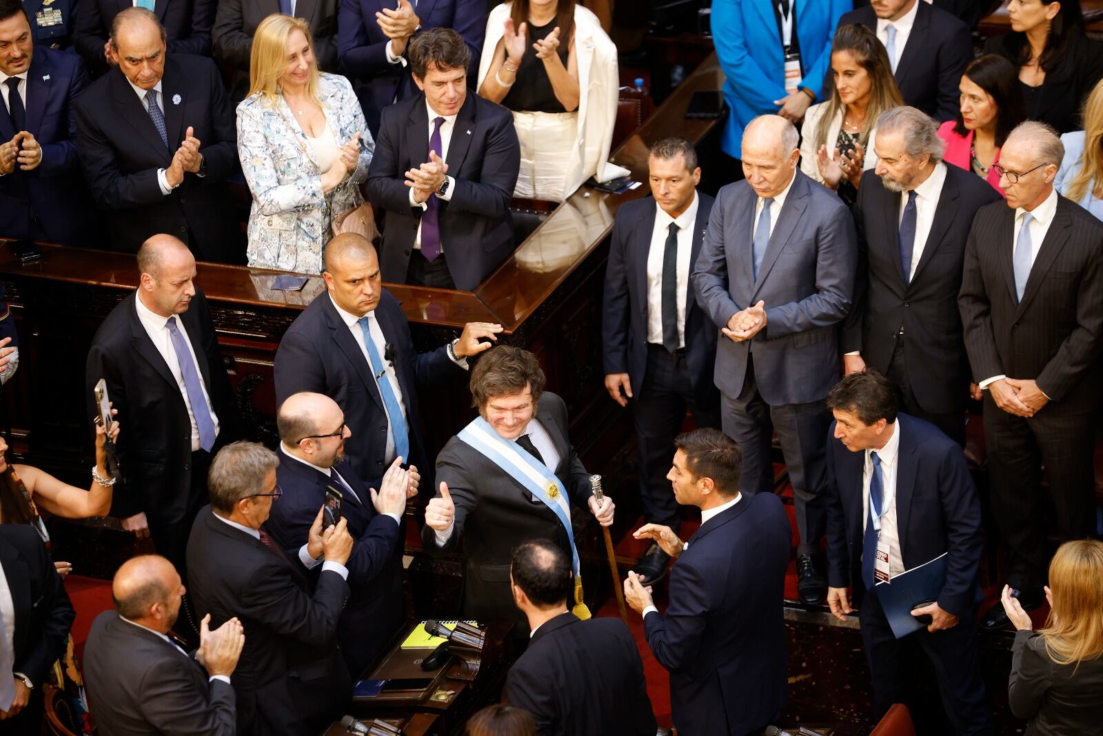 El Presidente saluda al ingresar al recinto del Congreso para dar el discurso ante la Asamblea Legislativa.