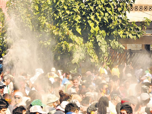 La lluvia de harina iguala a los presentes: blanco para todo el mundo.