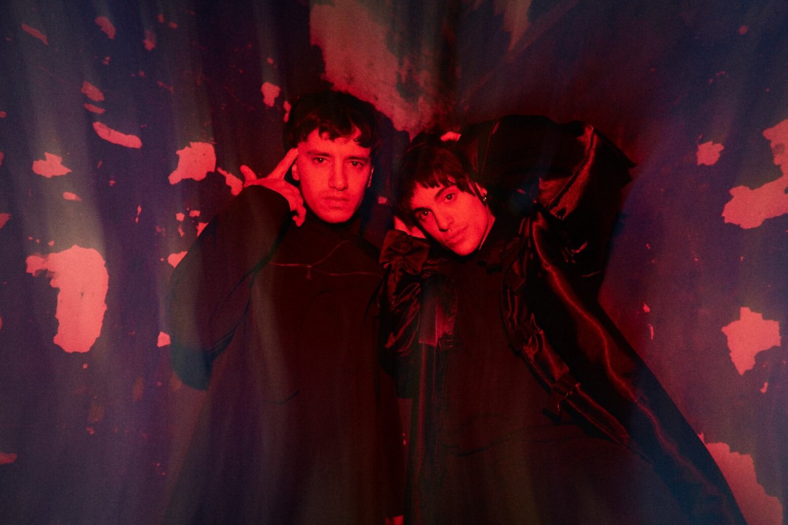 Dogma es un disco más minimalista, pop y pulcro que los anteriores, aunque igual combina techno, canciones y música urbana