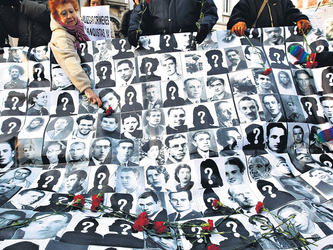 Los familiares de desaparecidos durante el franquismo mantienen su lucha pese a la falta de voluntad política del gobierno de Rajoy.