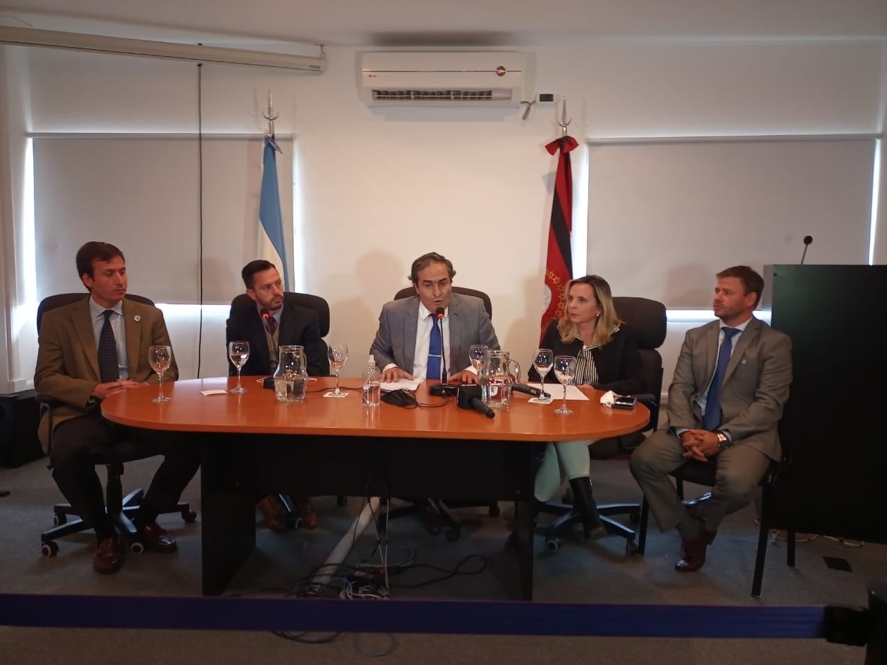 Conferencia de prensa del Ministerio Público Fiscal, García Castiella en el centro.