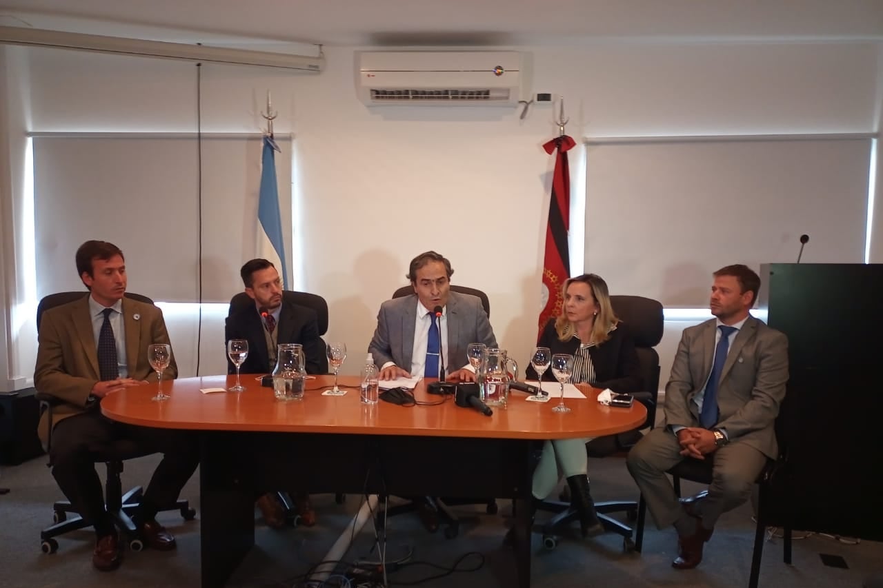 Conferencia de prensa del Ministerio Público Fiscal, García Castiella en el centro.