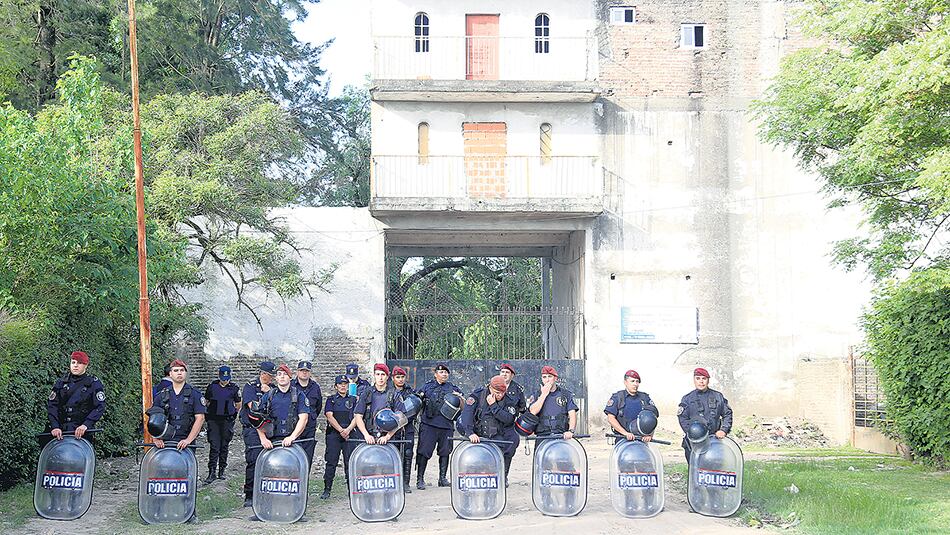 El predio donde vivía Sheila, cercado por la policía a raíz de las protestas de vecinos.