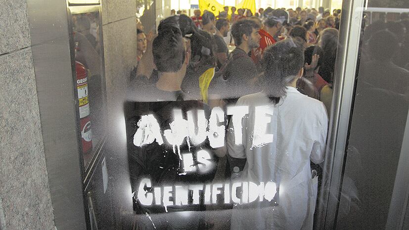 Al deterioro del salario de los investigadores, se le suma ahora la falta de ingresantes.