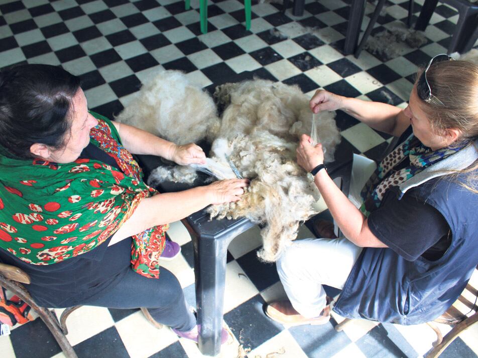 Un grupo de hilanderas con vellón y rueca, el modo más tradicional de tejer.