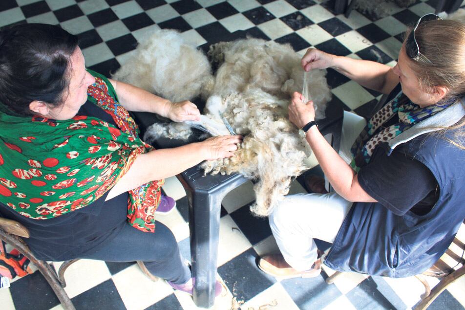 Un grupo de hilanderas con vellón y rueca, el modo más tradicional de tejer.