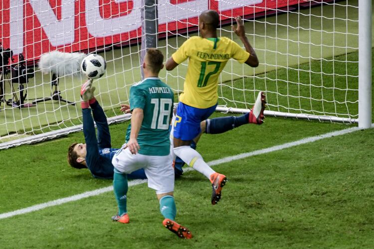 Trapp no puede controlar el cabezazo de Gabriel Jesús: Brasil anota el gol de la victoria.