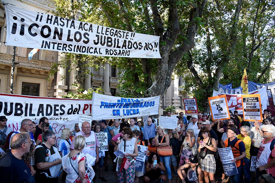 Todos los miércoles se movilizan agrupaciones de jubilados a la plaza San Martín. 