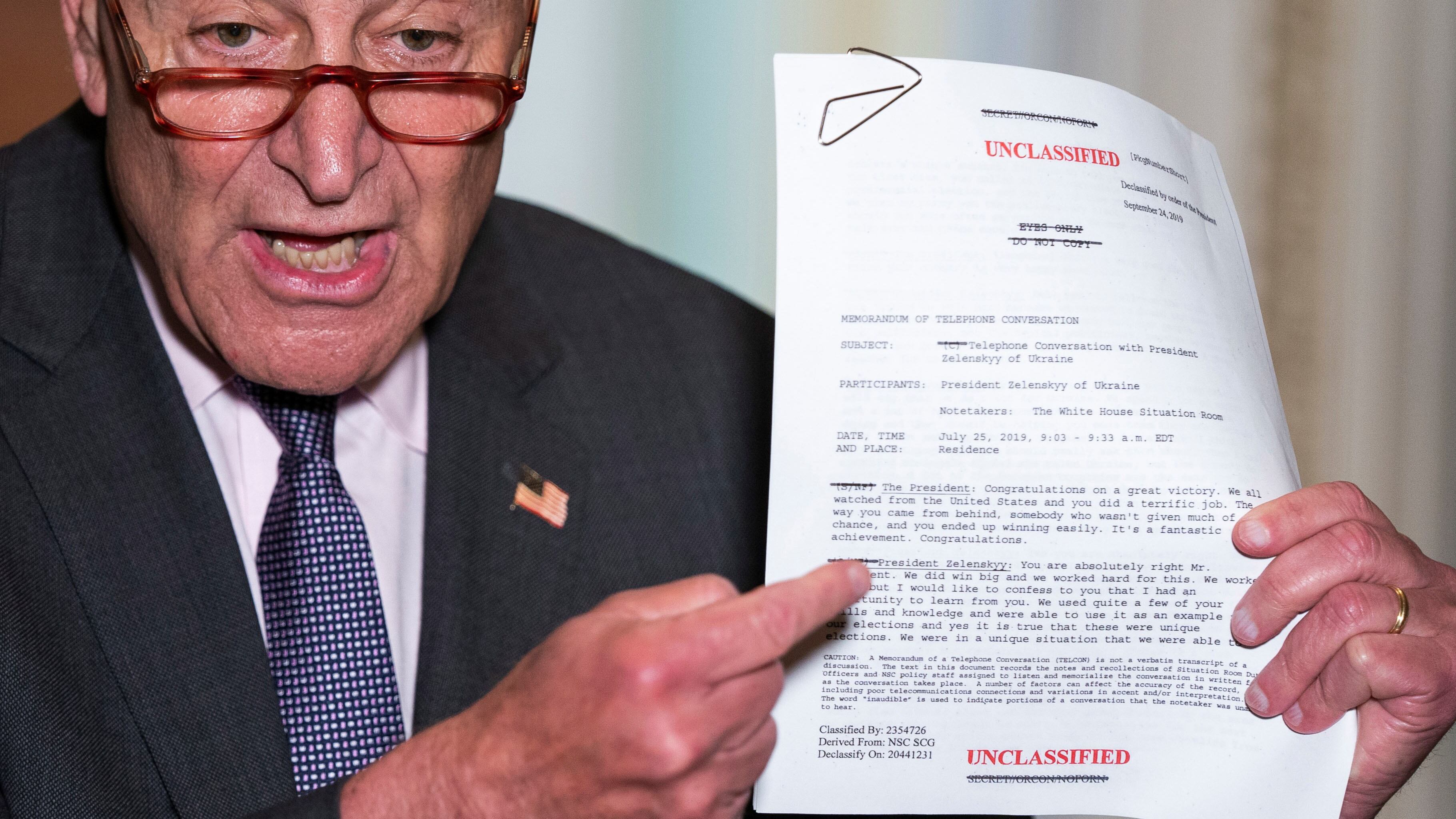 Chuck Schumer, líder demócrata en el Senado, muestra la transcripción y pide una investigación.