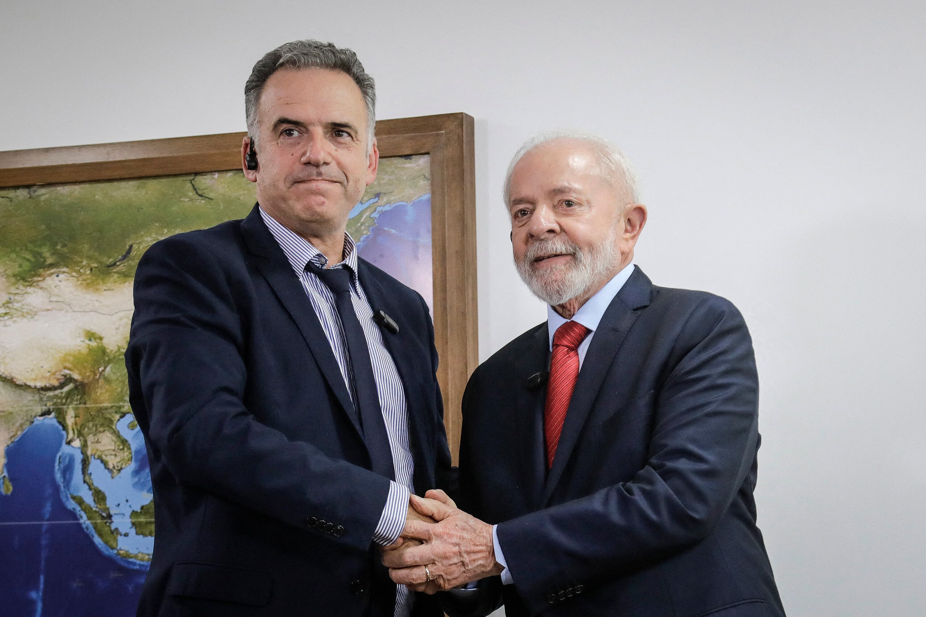 Yamandú Orsi saluda a Lula da Silva durante su encuentro en Brasilia.