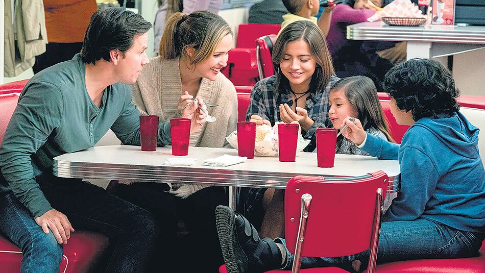 Mark Wahlberg y la australiana Rose Byrne integran el matrimonio que constituye Familia al instante.