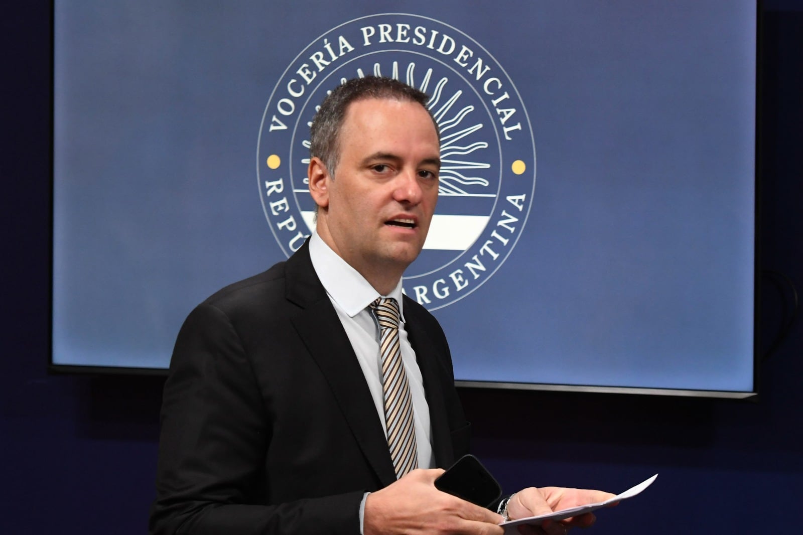 El vocero Adorni exigió a los diputados a brindar "respuestas concretas" y a sancionar el cuestionado proyecto oficial.