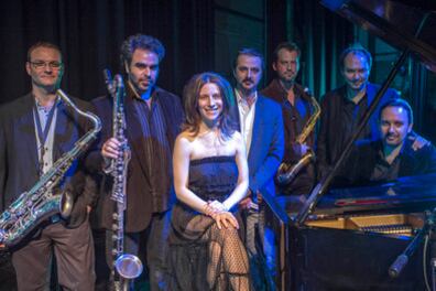 Elena Roger junto a Escalandrum, el sexteto instrumental liderado por Pipi Piazzolla.