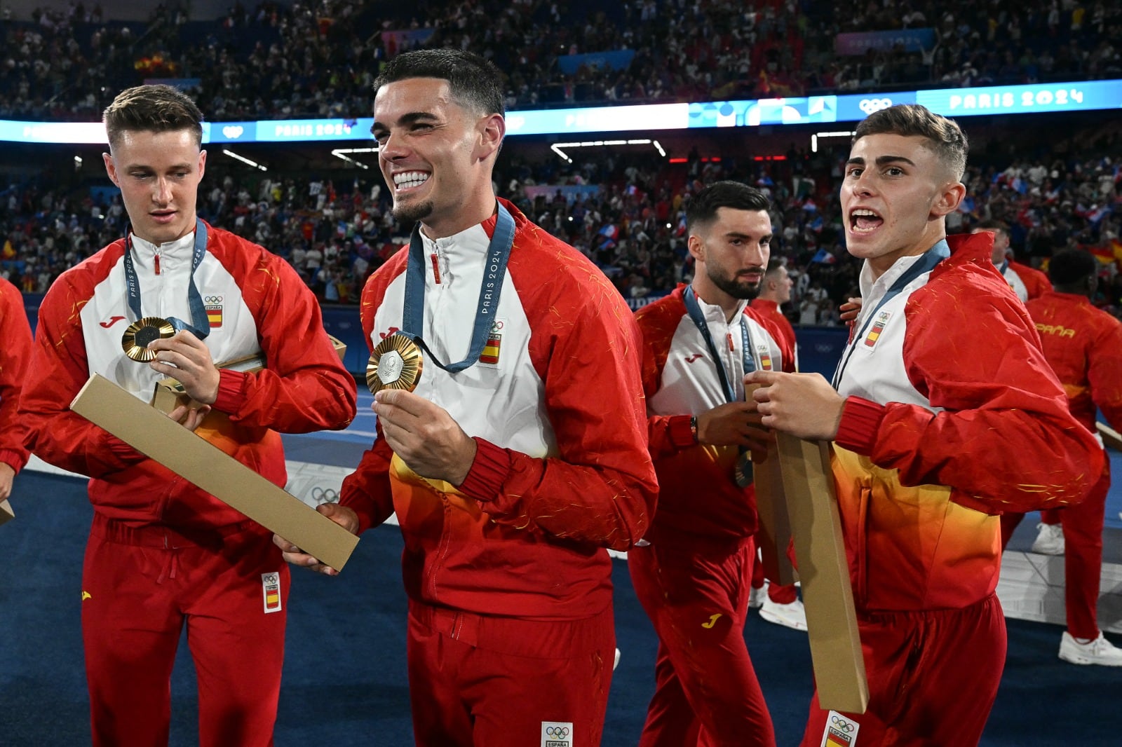 Los futbolistas españoles muestran sus medallas doradas.