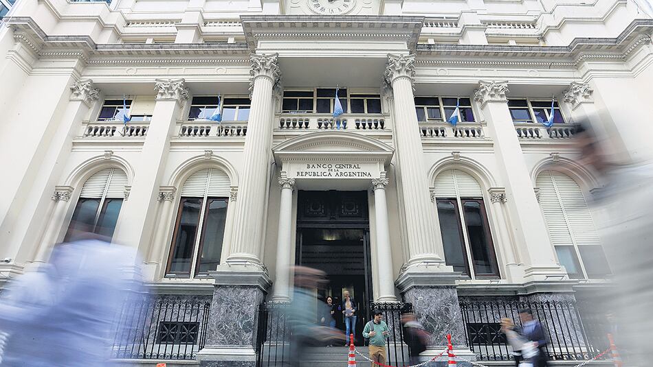 El dólar registró una suba del 0,6 por ciento ante la mirada del BCRA, alcanzando su mayor precio en noviembre.