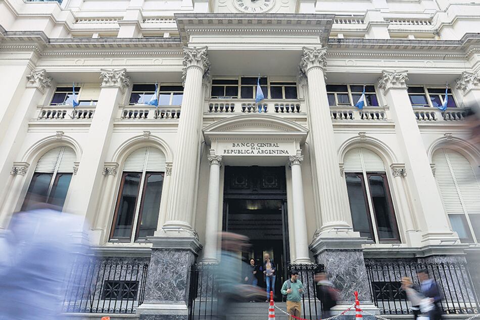 El dólar registró una suba del 0,6 por ciento ante la mirada del BCRA, alcanzando su mayor precio en noviembre.