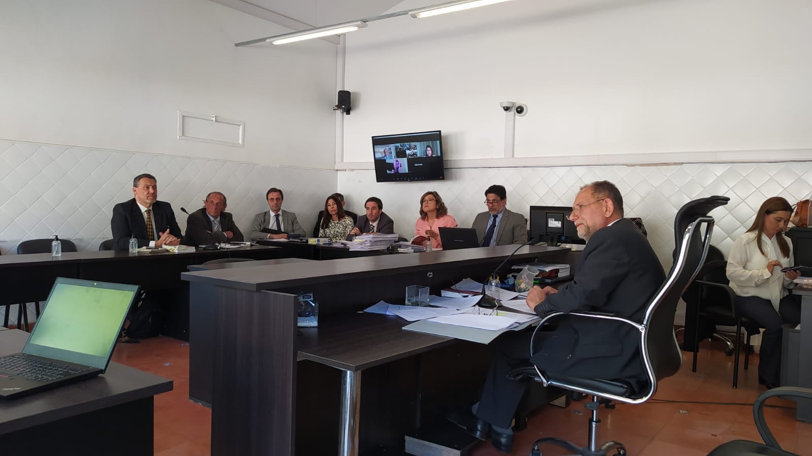 Resnick Brenner (primero de la izquierda). Enfrente, el juez Batule. 