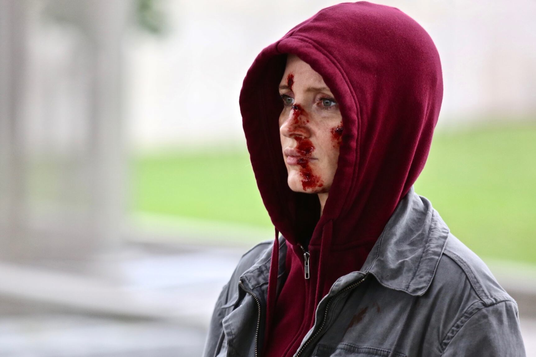 Ava, una asesina a sueldo que, como todo héroe o heroína de acción contemporáneos, está muy traumatizada. 