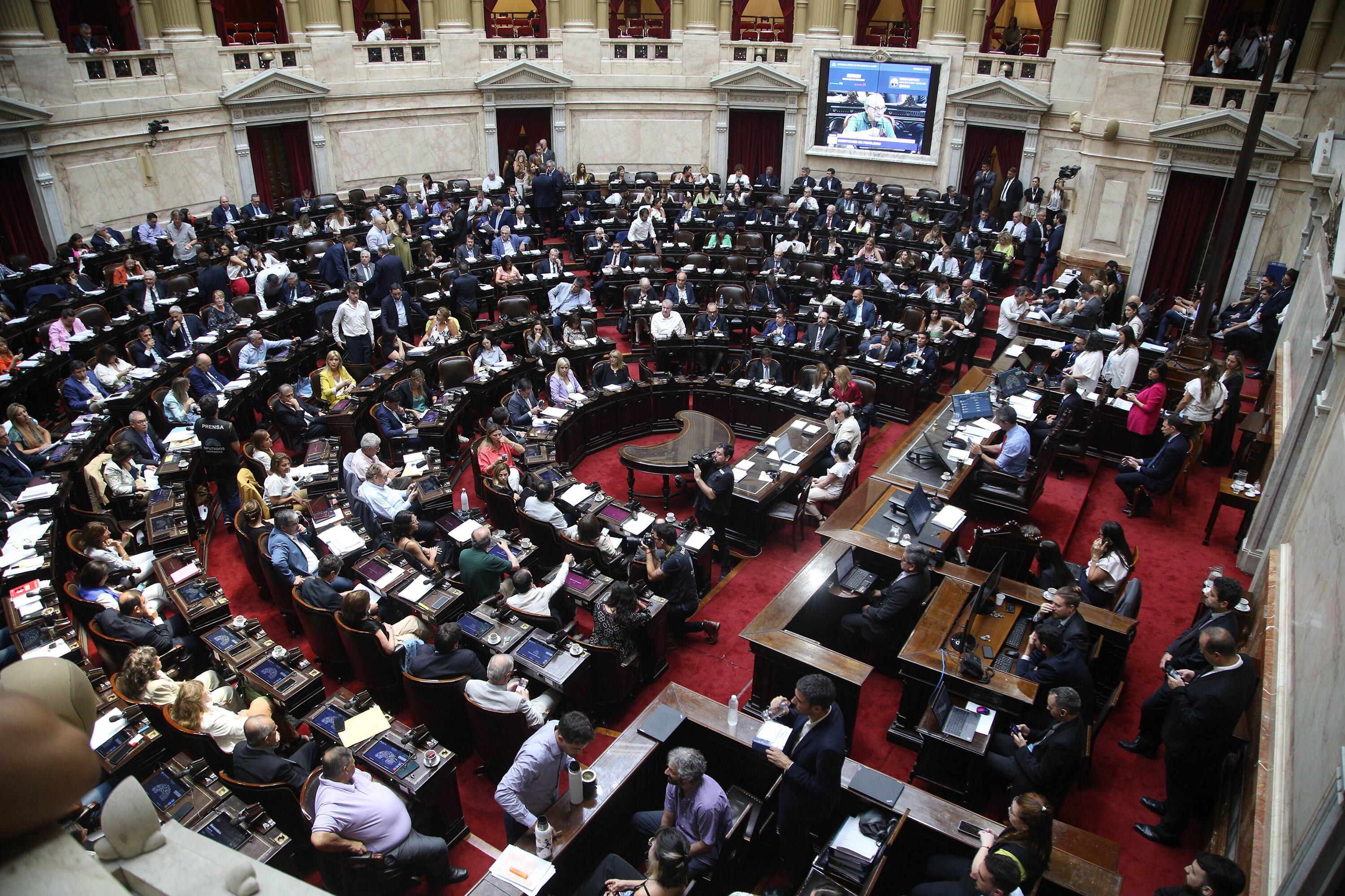 El acuerdo para la votación en particular pende de un hilo.