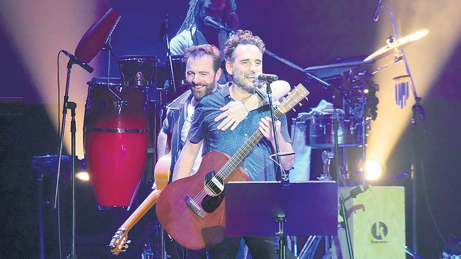 Johansen y Drexler, viejos amigos de la vida y la música, en uno de los pasajes cumbres de la velada.